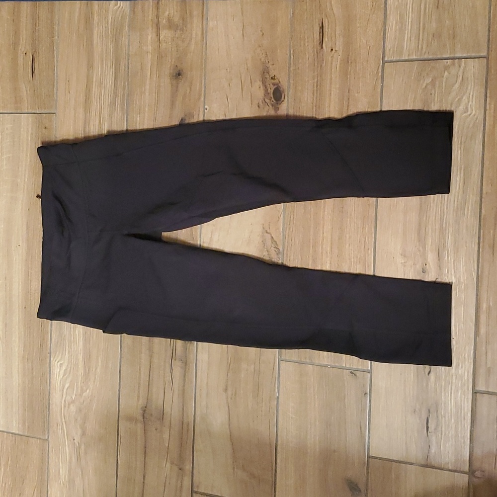 Lululemon 3/4 length leggings. 25 inches great condition size 4